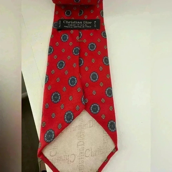 Christian Dior Men’s OS Red 100% Silk Neck Tie Vintage Blue Floral Accent - Picture 2 of 3